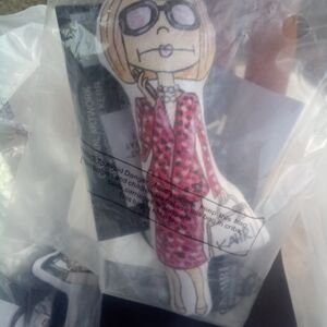 KAHRI Anna Wintour Plush Bag Tag Purse Clip Fashionista Runway Charm NIP